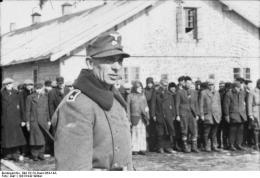 Lettland, KZ Salaspils, Aufseher vor Häftlingen